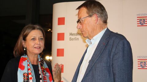 Die Leiterin der Landesvertretung Dr. Bernadette Droste und Autor Friedrich Christian Delius (v.l.n.r.). 