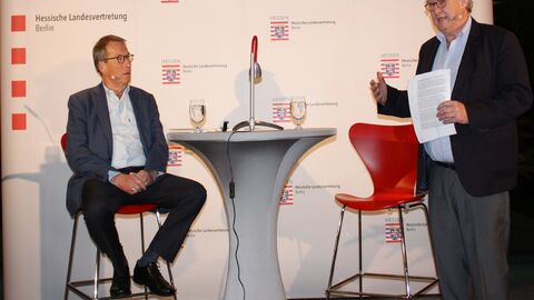 Autor Friedrich Christian Delius im Gespräch mit Moderator Klaus Brill (v.l.n.r.).
