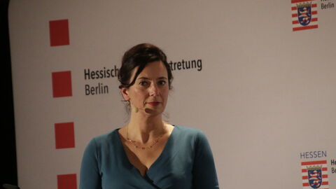 Die Autorin Eva Menasse, die 2017 den Friedrich-Hölderlin-Preis der Stadt Bad Homburg verliehen bekommen hat.