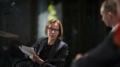 Ritva Koukku-Ronde, Botschafterin von Finnland im Gespräch mit Dr. Reinhard Müller von der F.A.Z