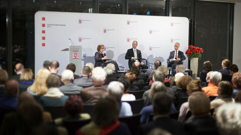 Die anschließende Diskussion mit Ritva Koukku-Ronde, Botschafterin von Finnland, sowie Janusz Reiter, ehemaliger Botschafter Polens in Deutschland moderierte Dr. Reinhard Müller