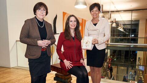 Drei Damen schauen lächelnd in die Kamera: Christiane Kohl (Moderation), Schriftstellerin Tanja Kinkel und Staatsministerin Lucia Puttrich (v.l.n.r.).