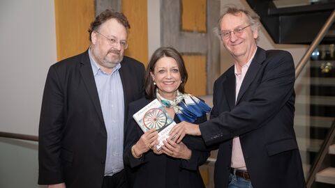 Drei Personen lächeln in die Kamera und halten dabei ein Buch fest: Jürgen Kaube, renommierter Wissenschaftsautor, einer der Herausgeber der FAZ, Dienststellenleiterin Dr. Bernadette Droste und Willi Winkler, Autor und Literaturkritiker der Süddeutschen Zeitung (SZ). (v.l.n.r.) 