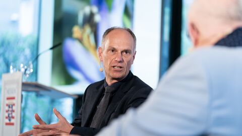 Fotografiert im Gespräch mit dem Moderator: Dr. Grünewald plädiert für einen Paradigmenwechsel in der Agrarpolitik, um die Biodiversität zu erhalten.