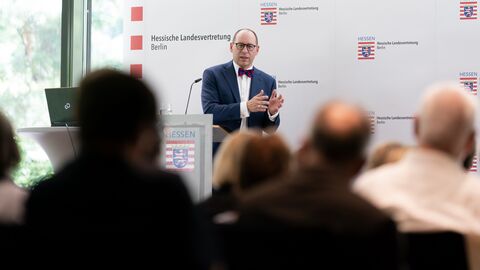 Steht vor den Zuhörern in Anzug mit Fliege am Pult: Zwei Fälle des Bundesarbeitsgerichts analysierte Prof. Dr. Hans Michael Heinig, Inhaber eines Lehrstuhls für Öffentliches Recht in Göttingen.