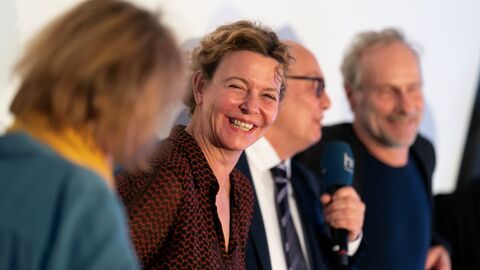 Schaut lächelnd in die Kamera: Schauspielerin Margarita Broich spielt die Tatort-Kommissarin Anna Janneke