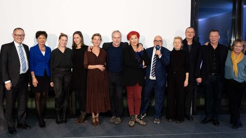Die Crew des Tatorts "Die Guten und die Bösen" mit Staatsministerin Lucia Puttrich und hr-Intendant Manfred Krupp (beide links im Bild).