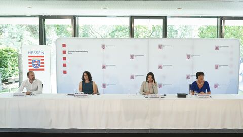 Der hessische Regisseur Aliaksei Paluyan, die Hessische Wissenschaftsministerin Angela Dorn, Swetlana Tichanowskaja und die Hessische Europaministerin Lucia Puttrich (v.l.n.r.)