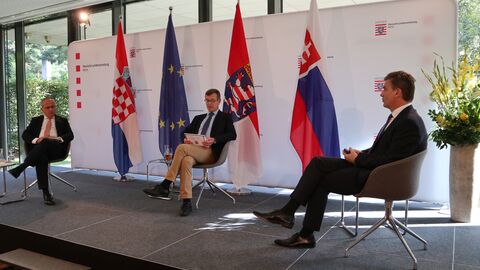 S.E. Gordan Bakota (links im Bild) und S.E. Marián Jakubócy (rechts im Bild) im Gespräch mit Christoph von Marschall.