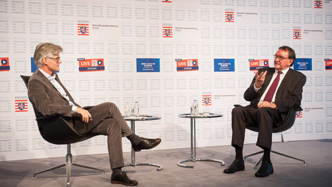 Prof. Dr. Martin Hein, Bischof em., Vorstand der Landesstiftung Miteinander-in-Hessen, im Gespräch mit Hendrik Kafsack von der Frankfurter Allgemeine Zeitung, Redaktion Brüssel            