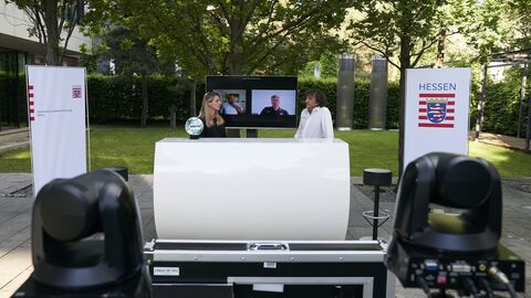 Die ehemalige Profifußballerin Nia Künzer und F.A.Z.-Fußballexperten Michael Horeni diskutierten vor Ort über Chancen und Herausforderungen im Fußballsport. Axel Hellmann, Mitglied des Vorstands der Eintracht Frankfurt, und der Journalist Harald Stenger waren digital zugeschaltet