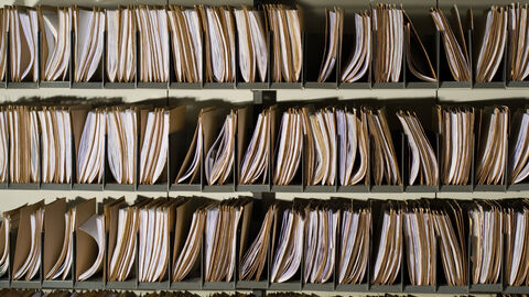 Aktenordner in einem Regal