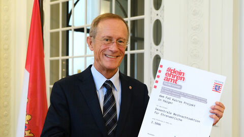 Axel Wintermeyer mit einem Förderbescheid