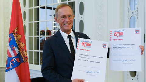 Der Chef der Staatskanzlei mit einem Förderbescheid