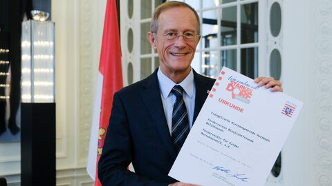 Der Chef der Hessischen Staatskanzlei, Staatsminister Axel Wintermeyer, wünscht den Blaulichtfreunden, dem Förderverein für Kinder und der Evangelischen Kirchengemeinde Hatzbach für ihre Projekte viel Erfolg.
