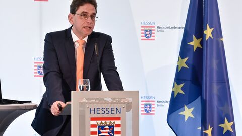 Steht an einem Stehpult, nebem sich die Europaflagge und spricht zu Zuhörern im Saal: Prof. Dr. Matthias Ruffert referierte zum ersten Mal in der Reihe "Luxemburg Aktuell" in der Hessischen Landesvertretung Berlin.