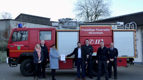 Europaministerin Lucia Puttrich mit Bürgermeister Timo Tichai und Mitgliedern der Freiwilligen Feuerwehr Hirzenhain bei der Übergabe des Zuwendungsbescheids (Bildrechte: Hessische Staatskanzlei)
