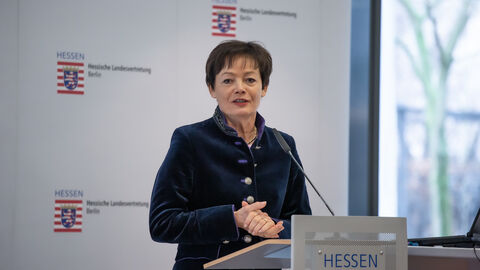 Staatsministerin Lucia Puttrich begrüßt die Gäste