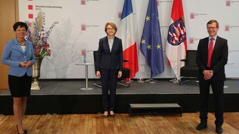 Im Foto von links nach rechts stehend Staatsministerin Lucia Puttrich, Botschafterin Anne-Marie Descôtes und Christoph von Marschall.