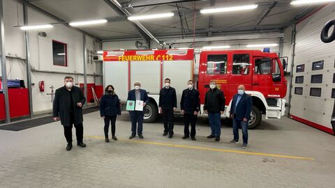 Europastaatssekretär Mark Weinmeister bei der Übergabe des Bescheides an Bürgermeister Stefan Pinhard (3.v.l.) und Vertretern der Feuerwehr von Schwalmstadt-Treysa.