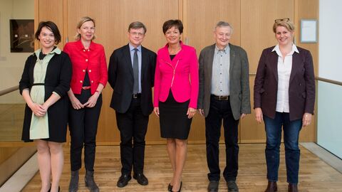 Stehen lächelnd vor einer Holzgetäfelten Wand und schauen in die Kamera: Cécile Boutelet (Le Monde), Michaela Wiegel (F.A.Z., Paris), Ewald König (Austria Presse Agentur), Staatsministerin Lucia Puttrich, Jacek Lepiarz (Deutsche Welle, Polnische Redaktion) und Tonia Mastrobuoni (La Repubblica). (V. l. n. r.) 