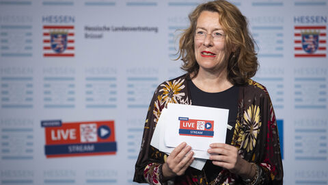 Silke Wettach hält während der Veranstaltung Moderationskarten in den Händen