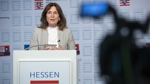 Kerstin Jorna steht an einem Pult und spricht zu den Teilnehmern der Veranstaltung