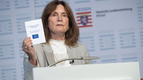 Kerstin Jorna steht an einem Pult und hält eine Broschüre in die Höhe