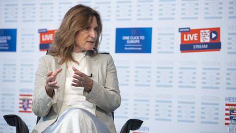 Kerstin Jorna sitzend auf einem Sessel während der Diskussion im Gespräch mit anderen Teilnehmern