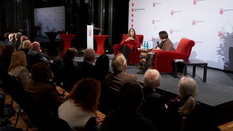 130 Krimifans kamen zur Lesung mit Tanja Kinkel in die Hessische Landesvertretung Berlin.