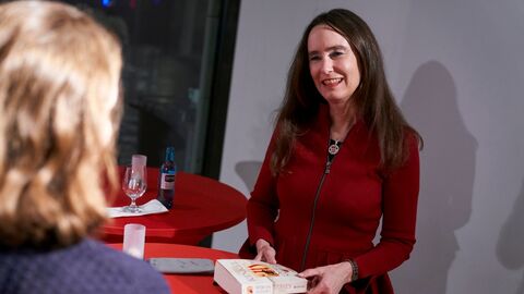 Autogrammstunde mit Tanja Kinkel in der Hessischen Landesvertretung Berlin.