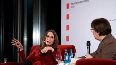 Tanja Kinkel erzählt, wie sie für ihre Romane recherchiert. Tanja Kinkel erzählt, wie sie für ihre Romane recherchiert.
