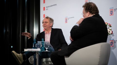 Im Gespräch mit dem Journalisten, Übersetzer, Autor und Literaturkritiker der Süddeutschen Zeitung Willi Winkler kamen erstaunliche Erklärungsversuche zu Tage.