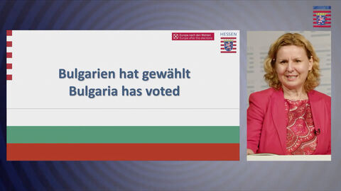 Die EU-Korrespondentin Desislava Apostolova vom Bulgarischen Nationalen Fernsehen im Bildschirm per Video eingeblendet neben der Aufschrift "Bulgarien hat gewählt".