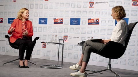 Die EU-Korrespondentin Desislava Apostolova vom Bulgarischen Nationalen Fernsehen sitzend auf dem Podium im Gespräch mit der ORF Auslandsreporterin Veronika Fillitz.