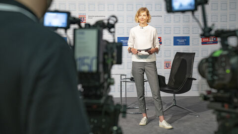 ORF Auslandsreporterin Veronika Fillitz vor der Kamera