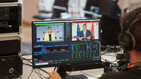 Ein Bildschirm zeigt Hessens Livestream: „Lehren aus der Pandemie – Das europäische und das globale Krisenmanagement der EU“