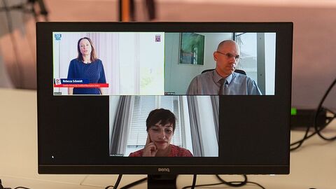 Auf einem Bildschirm eingeblendet während der Veranstaltung: Rebecca Schmidt, Goethe-Universität/Normative Ordnungen, Kim Eling, stellvertretender Kabinettchef des EU-Kommissars für Krisenmanagement, Prof. Dr. Nicole Deitelhoff, Leibniz-Institut Hessische Stiftung Friedens- und Konfliktforschung/ Goethe Universität Frankfurt am Main 