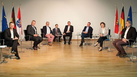 Teilnehmer der Veranstaltung schauen in die Kamera