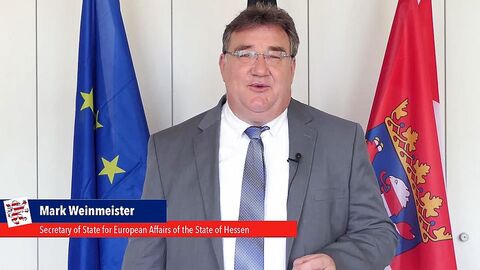 Europastaatssekretär Mark Weinmeister spricht während der Live-Übertragung in die Kamera