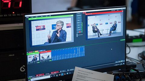 Hessens Livestream: „NextGenerationEU“ auf einem Bildschirm während der Veranstaltung