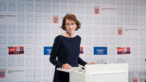Prof. Dr. Indra Spiecker genannt Döhmann, Goethe-Universität Frankfurt am Main, steht während der Veranstaltung am Rednerpult und lächelt in die Kamera