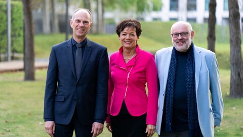 Prof. Dr. Bernd Grünewald, Neurobiologe und Leiter des Instituts für Bienenkunde in Oberursel, Staatsministerin Lucia Puttrich und Moderator Jochen Hieber (v.l.n.r).