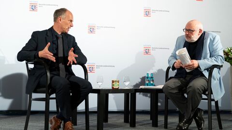 Im Eingangsgespräch analysiert Dr. Grünewald den aktuellen „Bienenrausch“ und die spannende Schnittstelle von Theorie und Praxis in seinem Institut.