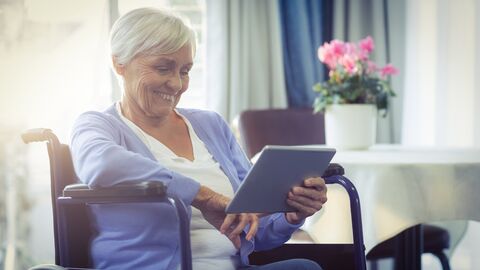 Seniorin mit Tablet Seniorin mit Tablet
