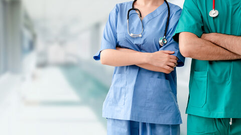 Krankenschwester und Arzt nebeneinander im Krankenhausflur