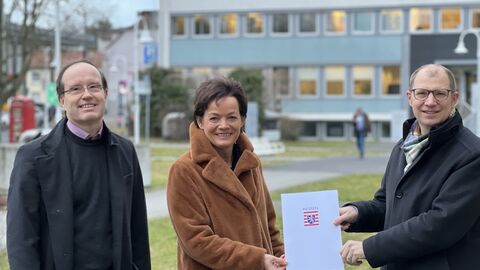 Bei der Bescheidübergabe an den Wetteraukreis: v.l.n.r. Tobis Utter, Mdl, Europaministerin Lucia Puttrich, Landrat Weckler