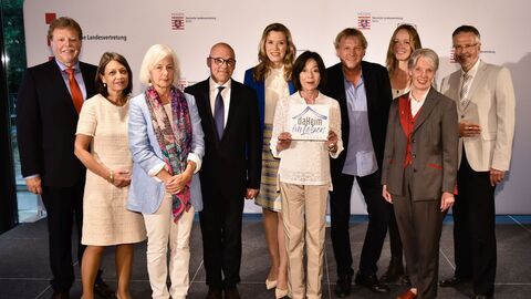 V.l.n.r.: DRK-Kreisvorsitzender aus Fulda Christoph Schwab, Dienststellenleiterin Dr. Bernadette Droste, Kuratoriumsvorsitzende Freifrau Donata Schenck zu Schweinsberg, Arzt Dr. Jürgen Bludau, Moderatorin Franziska Reichenbacher, Stiftungs-Botschafterin Susanne Juhnke, Schlagersänger Bernhard Brink, Schauspielerin Sophie Rosentreter, Ordensoberin Andrea Trenner und Bundessozialrichter a. D. Dr. Peter Masuch.