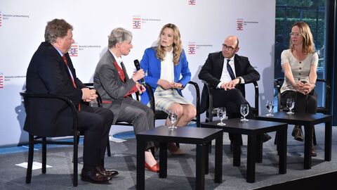 Podiumsdiskussion mit unterschiedlichen Experten und doch gleicher Meinung: "Es muss mehr für Menschen mit Demenz getan werden." V.l.n.r.: DRK-Kreisvorsitzender aus Fulda Christoph Schwab, Ordensoberin Andrea Trenner, Moderatorin Franziska Reichenbacher, Arzt Dr. Jürgen Bludau, Schauspielerin Sophie Rosentreter.