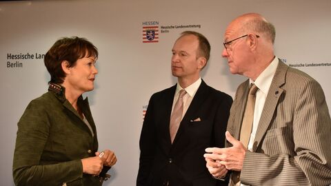 Nach der Veranstaltung kommt man gerne ins Gespräch. Hier Staatsministerin Puttrich mit Dr. Reinhard Müller und Prof. Dr. Lammert (v.l.n.r.)